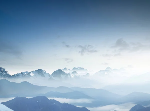 Högt berg i morgon tid — Stockfoto