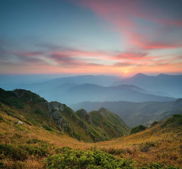 선라이즈 동안 산 골짜기 — 스톡 사진