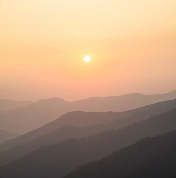 Vallée de montagne au lever du soleil . — Photo