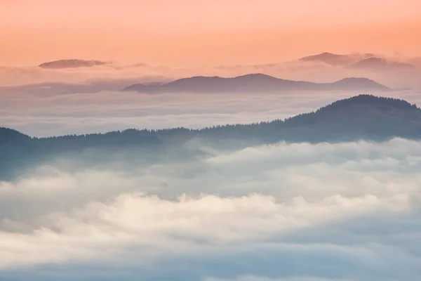 Bergtal bei Sonnenaufgang. — Stockfoto