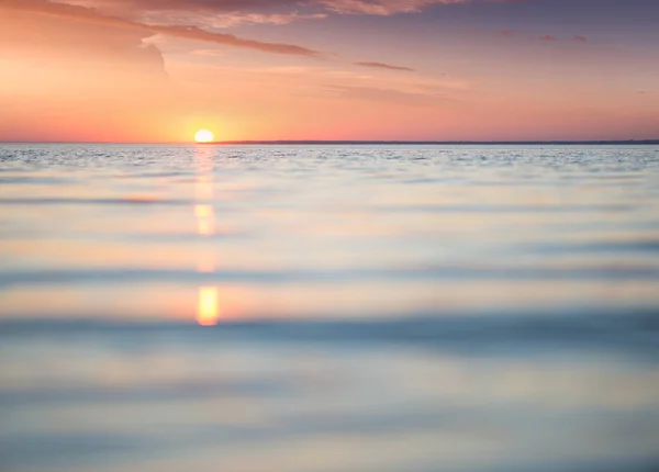 Zeegezicht tijdens zonsopgang. — Stockfoto