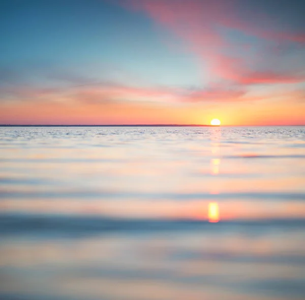 Paisaje marino durante el amanecer . — Foto de Stock