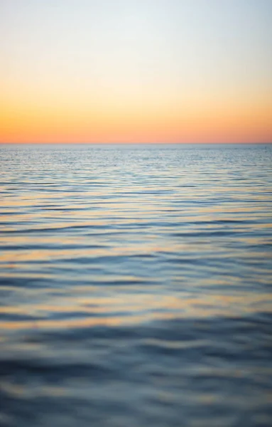 Paisagem marinha durante o nascer do sol . — Fotografia de Stock
