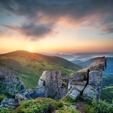Gündoğumu sırasında dağ Vadisi