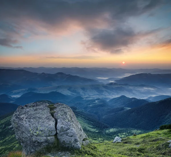 หุบเขาภูเขาตอนพระอาทิตย์ตก — ภาพถ่ายสต็อก