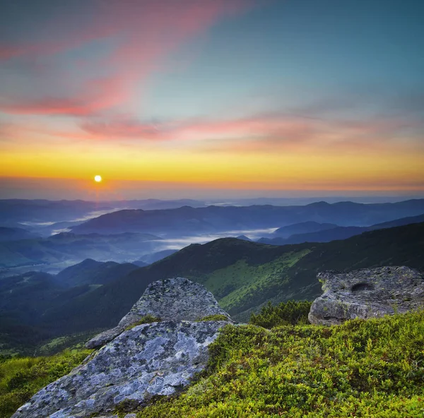 Hegyi hill során naplemente — Stock Fotó