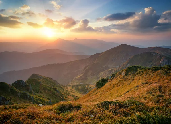 Montañas al atardecer . — Foto de Stock