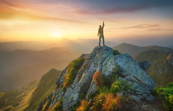 Turista sulla vetta di alte rocce . — Foto Stock