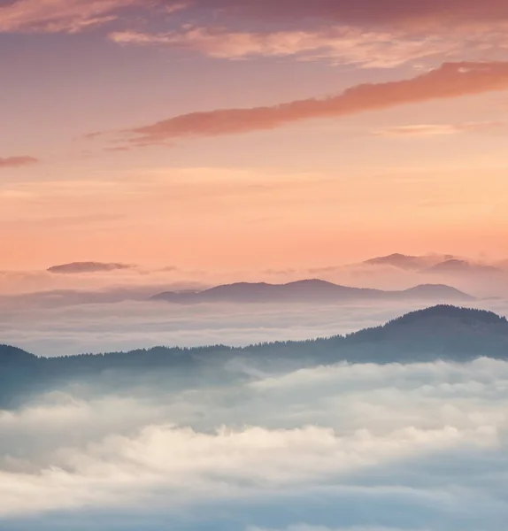 Bergdal tijdens zonsopgang. — Stockfoto