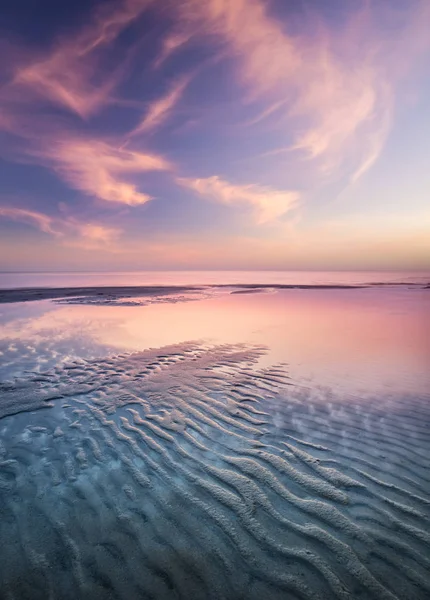 ทรายบนชายหาดตอนพระอาทิตย์ตก . — ภาพถ่ายสต็อก