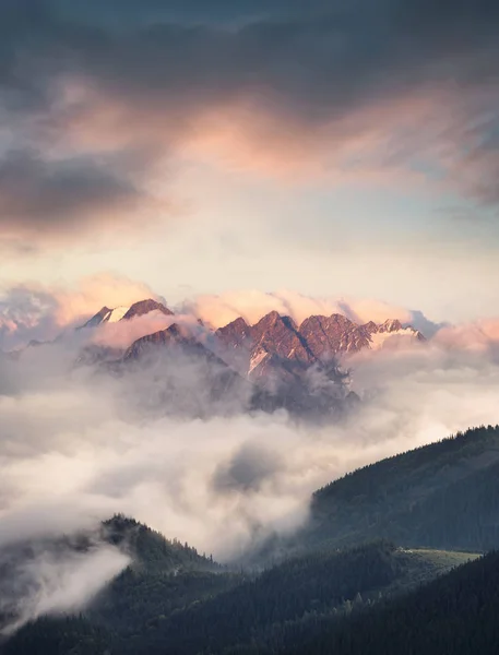 Bergdal tijdens zonsopgang — Stockfoto