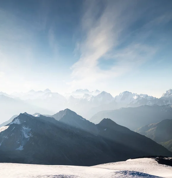 Hoge berg in de tijd van de ochtend. — Stockfoto