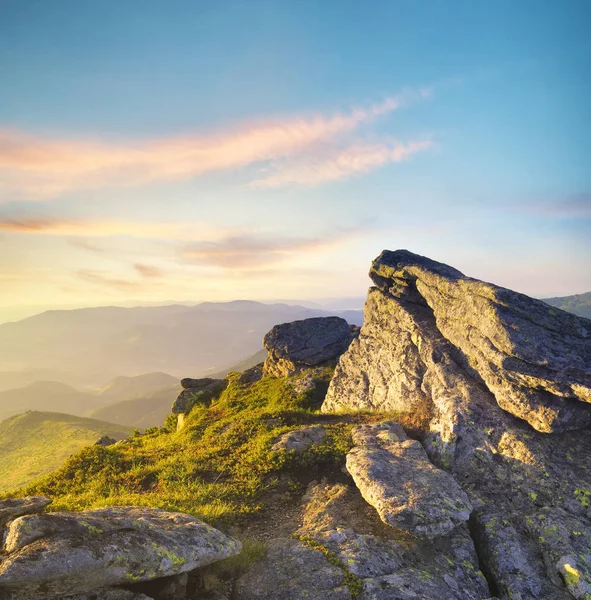 Berglandskap under sunrise — Stockfoto