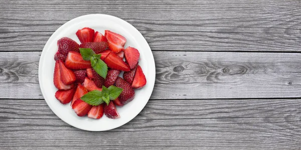 Sappige aardbeien op oude houten achtergrond — Stockfoto