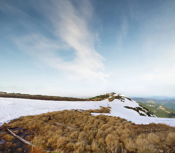 Chaîne de montagnes au printemps . — Photo