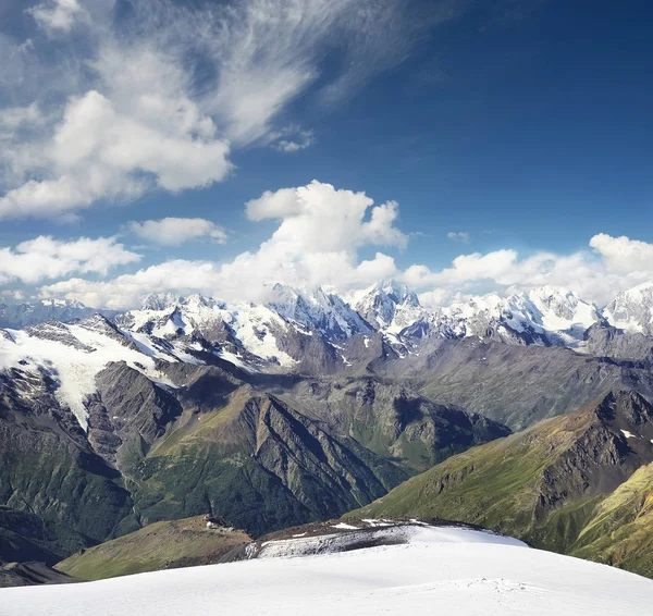 Chaîne de montagnes proche dans les nuages . — Photo