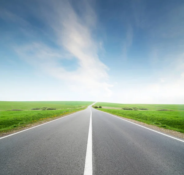 Camino y cielo nublado . — Foto de Stock