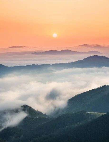 Bergtal bei Sonnenaufgang — Stockfoto