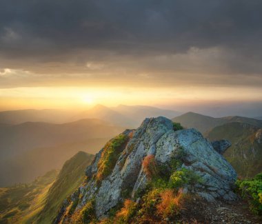 Parlak gün batımı sırasında dağ Vadisi.