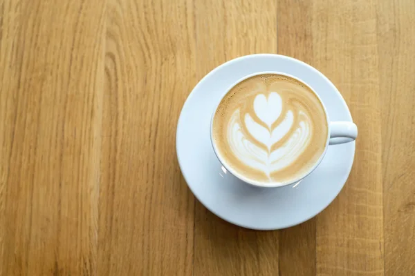 Kopp med kaffe på bordet — Stockfoto