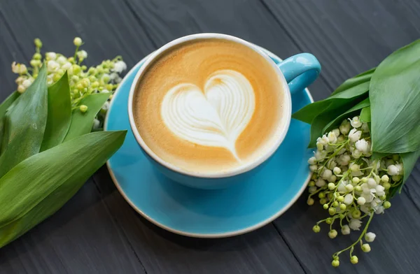 Kaffe med hjärtat tecken och blommor — Stockfoto