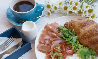 Kruvasan beyaz tabak etli