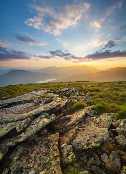 Vallée de montagne au coucher du soleil — Photo