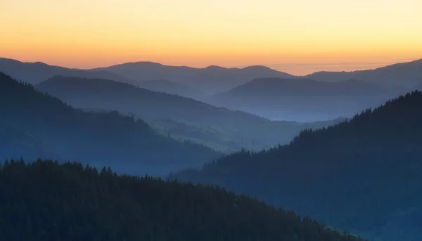 Heuvels lijnen tijdens oranje sunrise — Stockfoto