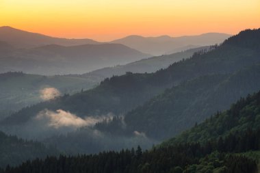 Hills hatları turuncu gündoğumu sırasında