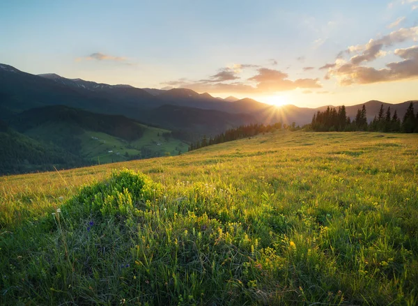 Coucher de soleil dans la vallée de montagne — Photo