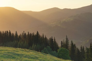 gün batımı sırasında dağ Vadisi