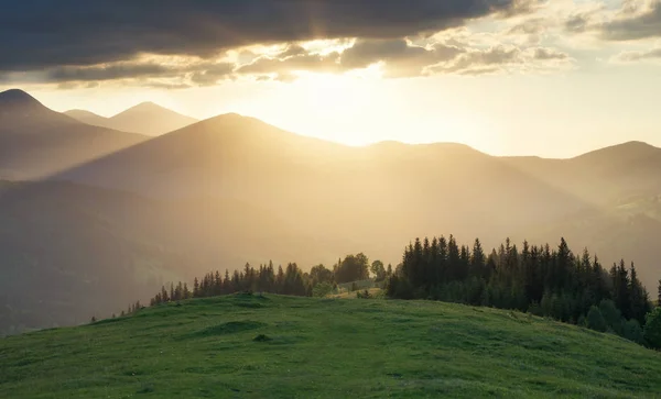 Vallée de montagne au coucher du soleil — Photo