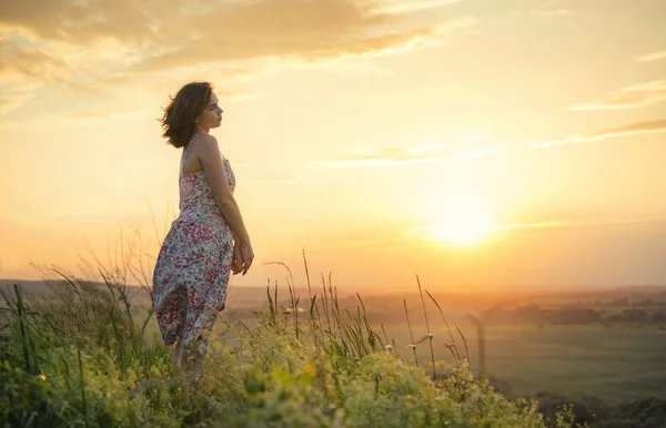 Dziewczyna na polu podczas zachodu słońca — Zdjęcie stockowe