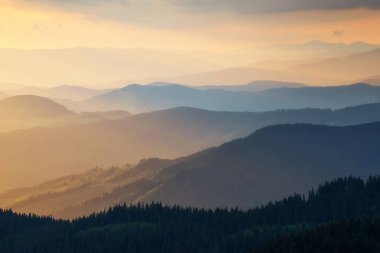 Hills satırları gündoğumu sırasında