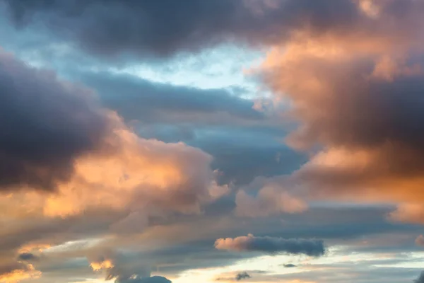 Langit selama matahari terbenam sebagai latar belakang . — Stok Foto