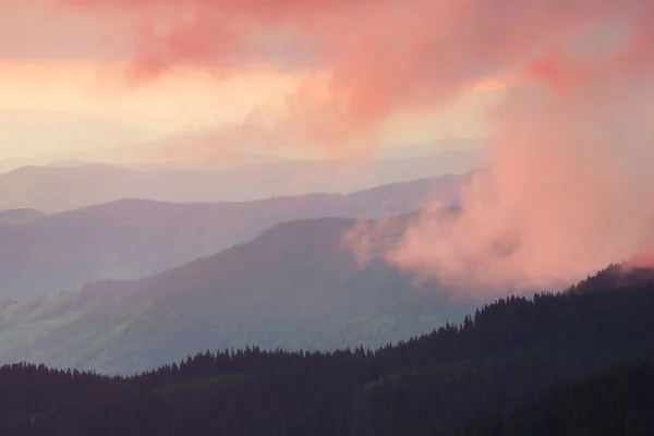 Heuvels lijnen tijdens zonsopgang. — Stockfoto