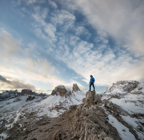 Touriste au sommet des hautes roches des montagnes d'Italie — Photo