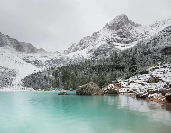 Lake in the mountain valley in the Italy — Stock Photo, Image