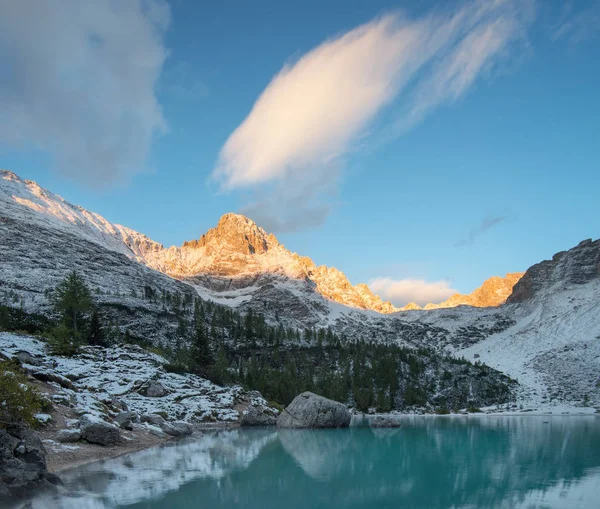 イタリアの山あいの湖 — ストック写真