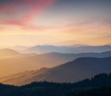 Hills satırları gündoğumu sırasında