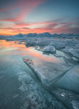 Dondurulmuş deniz günbatımı sırasında