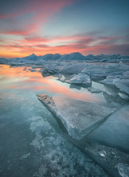 Dondurulmuş deniz günbatımı sırasında