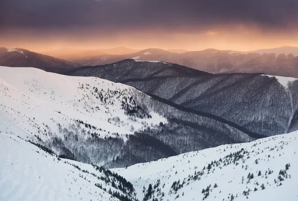 日没時に冬時間の山 冬の自然の景観 — ストック写真