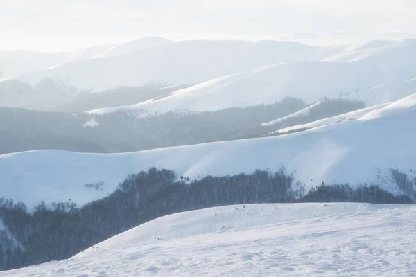 Góry Czasie Zimy Podczas Zachodu Słońca Naturalny Krajobraz Okresie Zimowym — Zdjęcie stockowe