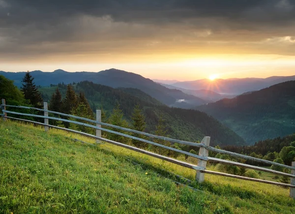 Gün batımı sırasında dağ Vadisi. Yaz aylarında güzel naural manzara