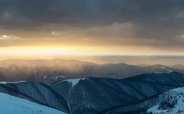 Montanhas Tempo Inverno Durante Pôr Sol Paisagem Natural Tempo Inverno — Fotografia de Stock