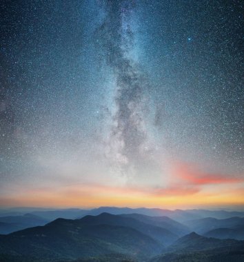 Dağlar gün batımı sırasında. Yaz aylarında güzel doğal peyzaj tim