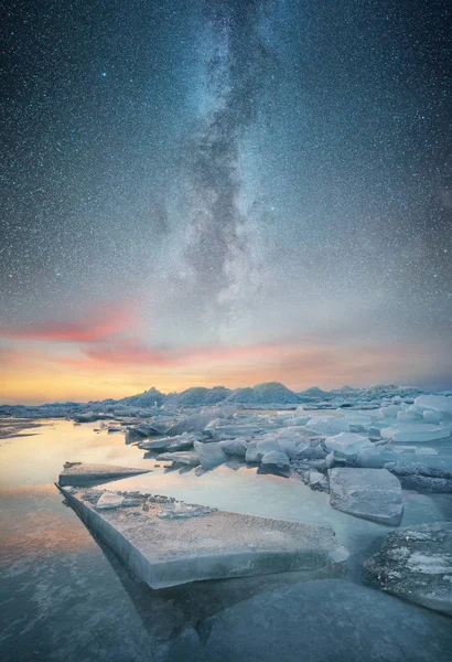 Mrożone Morza Noc Niebo Gwiazdami Piękne Naturalne Seascape Okresie Zimowym — Zdjęcie stockowe