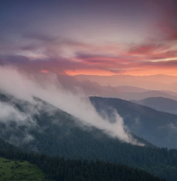 日の出の間に丘線 美しい自然の風景 — ストック写真