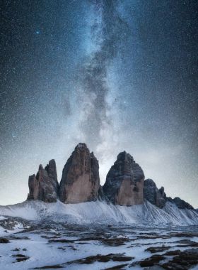 Gece zaman İtalya dağ panorama. Güzel doğal peyzaj İtalya dağ